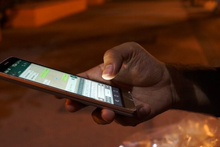 celular en mano