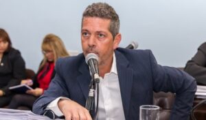 LEGISLADOR CUESTIONA DECRETO DE REFORMA CONSTITUCIONAL