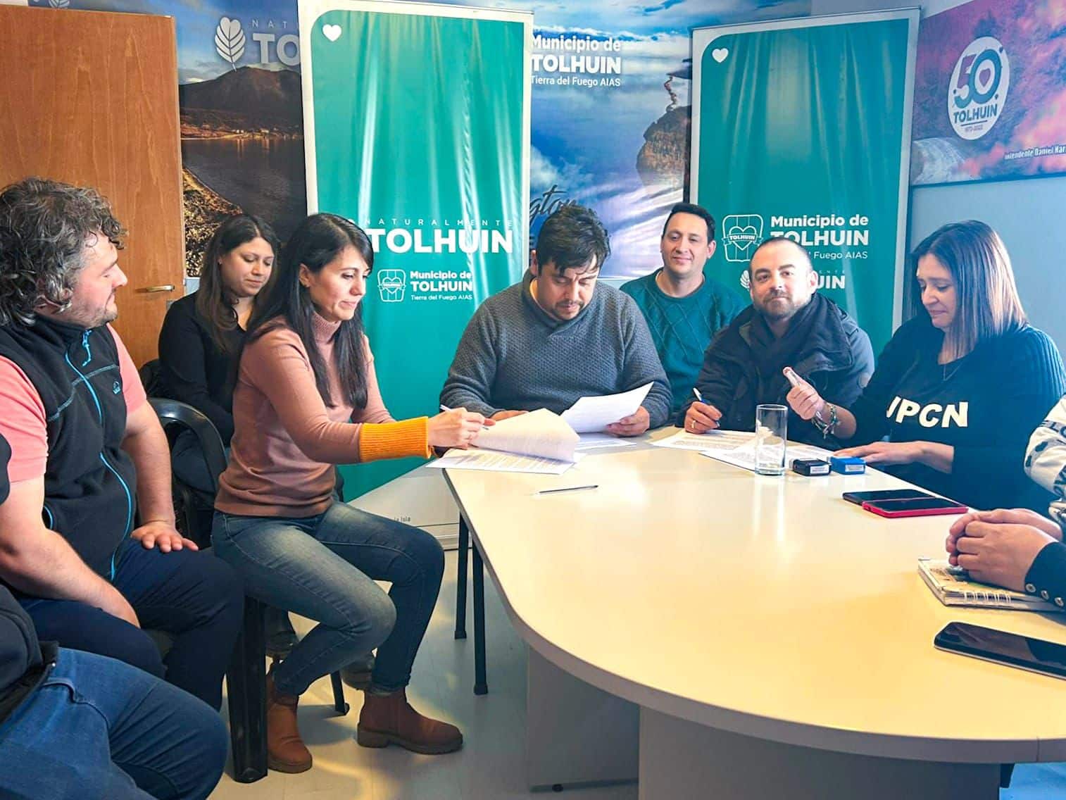 42827462-40a0-4123-8fb4-dd4a9b39b92b tolhuin paritarias