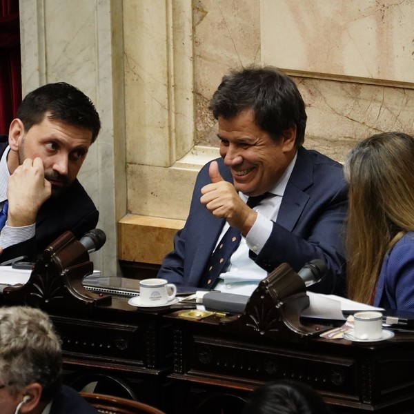 -7YBRTpg1_600x600__1 facundo manes