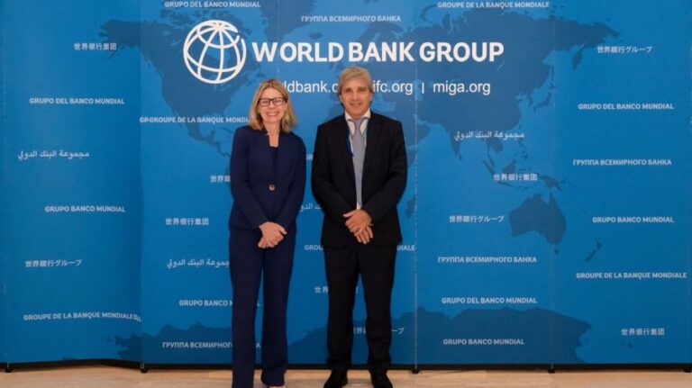 luis-caputo-ministro-de-economia-y-anna-bjerde-la-directora-gerente-de-operaciones-del-banco-mundial-1896506