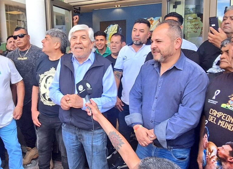 Gb5fTakWgAEkZ6P hugo moyano