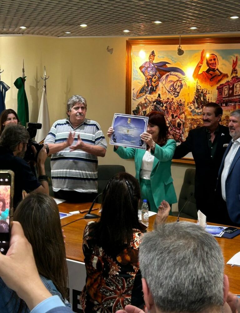 GcNIb04XAAE0nUa-768x1001 vanesa siley