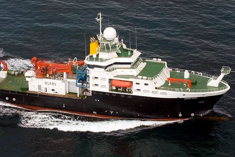 Revista-Puerto-Buque-de-investigacion-oceanografica-James-Cook-del-Reino-Unido-img-02
