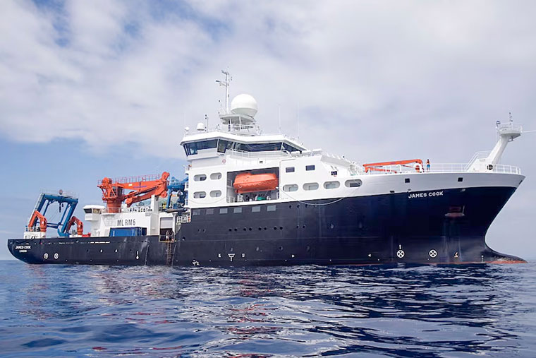 Revista-Puerto-Buque-de-investigacion-pesquera-del-Reino-Unido-James-Cook