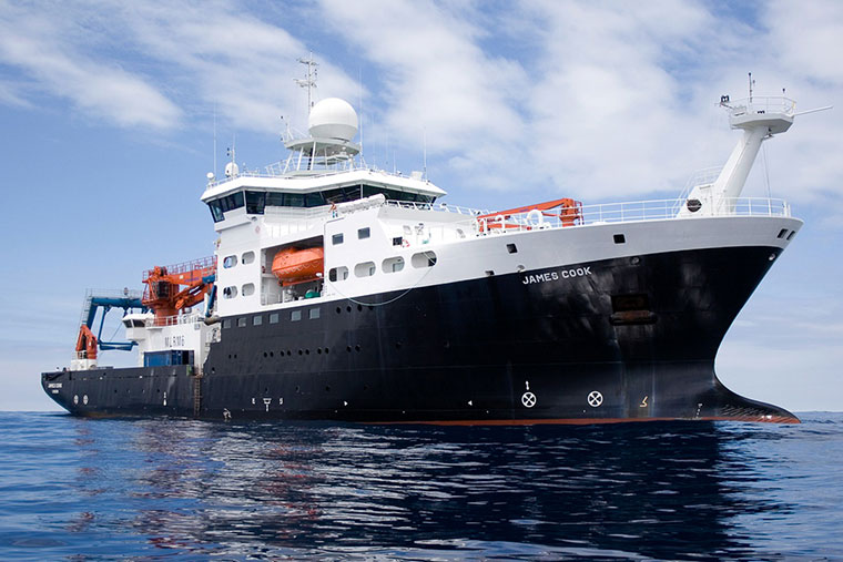 Revista-Puerto-El-barco-britanico-de-investigacion-oceanografica-James-Cook-img-02