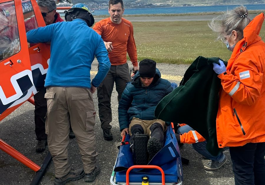 a5f0aafe-0fc5-4d81-a7fb-159062f83537 rescate ushuaia helicoptero