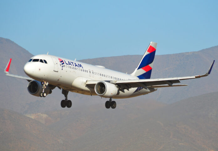 047-LATAM-Airbus-A320-PR-TYI-SCSE-Tiago-Barba-scaled-1-1-696x481